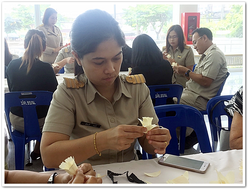 ﻿ กรมบังคับคดีอาสาร่วมจัดทำดอกไม้จันทน์ เพื่อถวายในพระราชพิธีถวายพระเพลิงพระบรมศพ ในหลวงรัชกาลที่ 9 